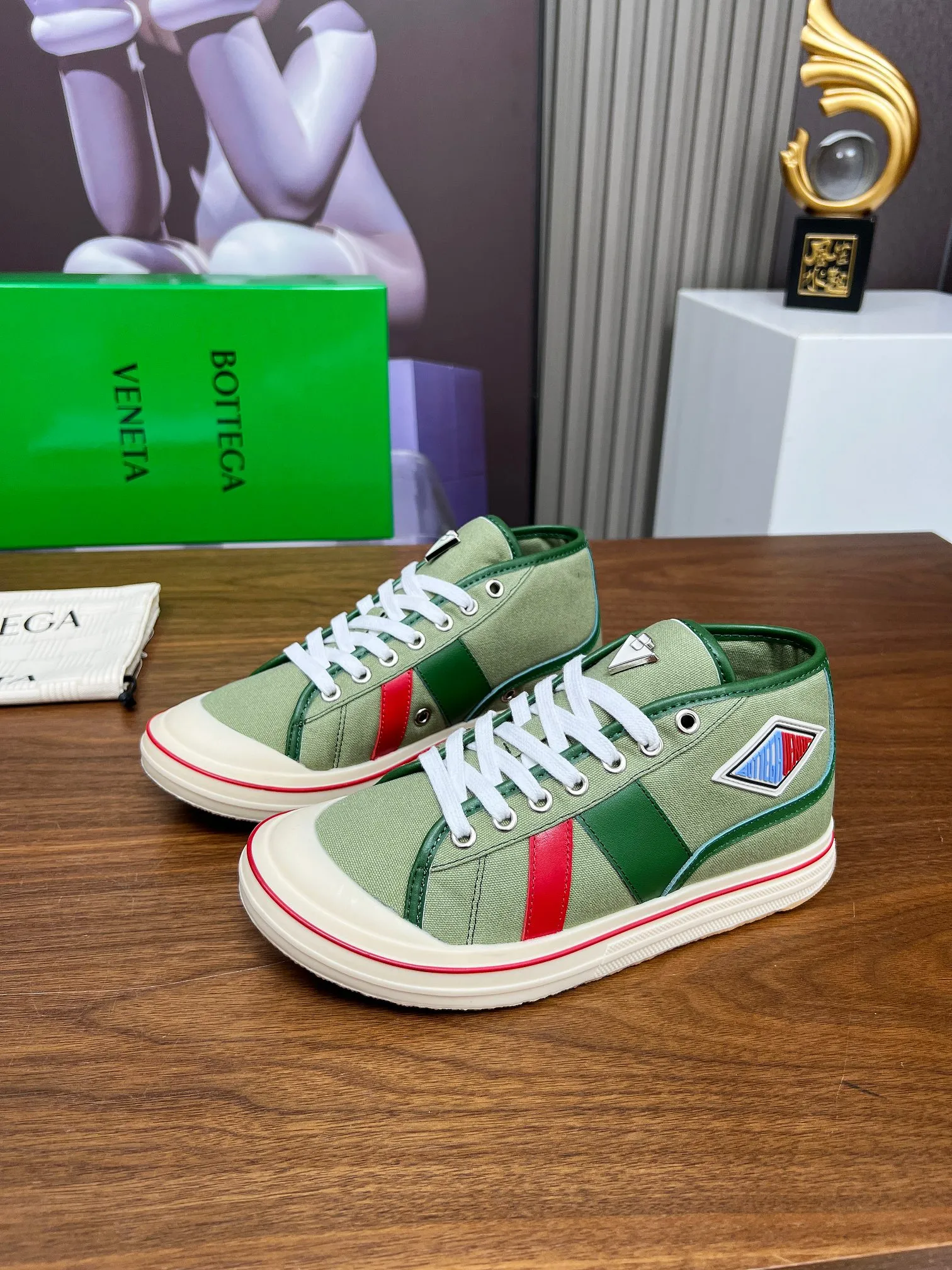 Men's men's shoes 💰520💰 Bottega Veneta BV's latest Eliot series retro basketball shoes casual sports canvas shoes 🔥Become a god when it is launched!🔥 Inspired by retro basketball sneakers, the color combination highlights youthful vitality and perfectly interprets the theme of youth and childlike innocence. The details are also very particular. The summer canvas brings excellent durability and comfort. Designs such as calfskin trim, rubber toe caps and hand-painted retro red lines are full of retro feel. The round toe and convex sole add a modern feel and are suitable for various styles. Easily create a fashionable atmosphere. The upper foot is the focus...can be worn as a couple's shoes...The red lines on each shoe edge are hand-painted, which adds more taste and attitude! ✦Fabric: Original customized high-density canvas + cowhide ✦Inner lining: original customized breathable canvas ✦Insole: movable latex cowhide insole ✦Sole: original molded non-slip and wear-resistant TPU material ✦Sole thickness: 3cm ✦Number of sizes: female size 35--40, female 40 is customized and non-returnable ✦Number: male size 39--45, male 45 is customized and non-returnable